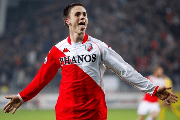 九游娱乐-包含荷甲赛后再迎强敌；费耶诺德绝杀压哨；主帅态度——更衣室稳定；阵容厚度经受考验的词条